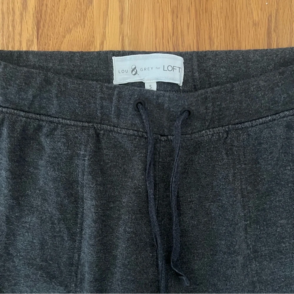 Lou & Grey for LOFT Dark Charcoal Skinny Leg Sweatpants | Size Small 🖤 - Picture 2 of 8